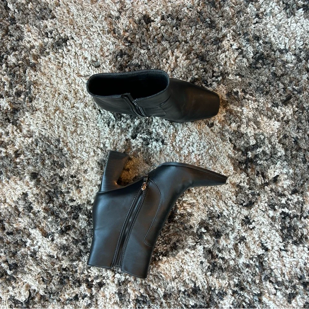 Black ankle high booties - Picture 3 of 7